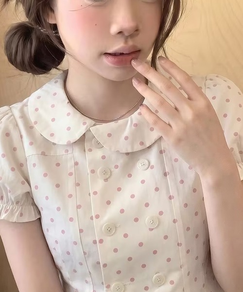 AsheKsha(アシクシャ)の「水玉ベビーカラーダブルボタンパフスリーブショート丈トップス(シャツ/ブラウス・レディース・ベージュ・M)」の21枚目の写真