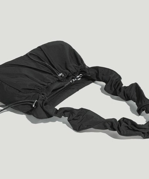 Forcement（フォースメント）の「持つだけでコーデが決まる、軽量ギャザーショルダーバッグ（ショルダーバッグ・レディース・グレー/ホワイト/ブラック・FREE）」の14枚目の写真