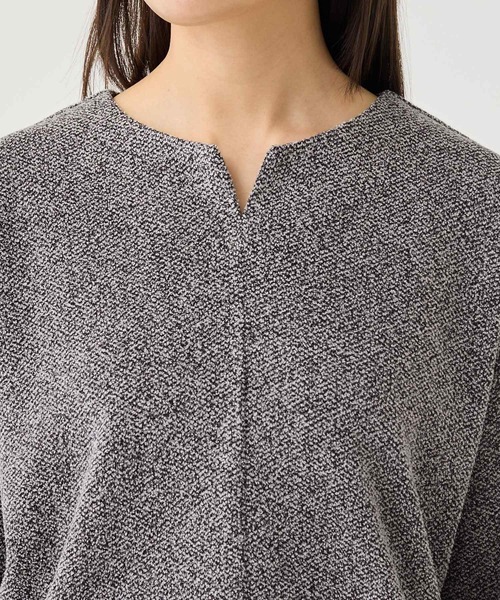 INDIVI(インディヴィ)の「【風合い柔らか/SETUP可】ブークレ起毛ジャージトップス(Tシャツ/カットソー・レディース・ベージュ系その他7/ブラック系3/サックスブルー系3・13/05/38/15 /19/34)」の6枚目の写真