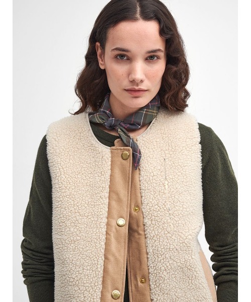 Barbour(バブアー)の「Dulsie ボア ライナー ベスト(レディース)(ベスト・レディース・クリーム/ブラック/オリーブ・8/10/12)」の7枚目の写真