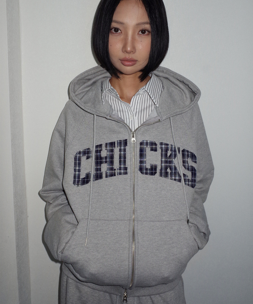 CHICKS(チックス)の「ヘリテージチェックアップリケ ジップアップパーカー メランジ(パーカー・レディース・ライトグレー・ONE SIZE)」の1枚目の写真