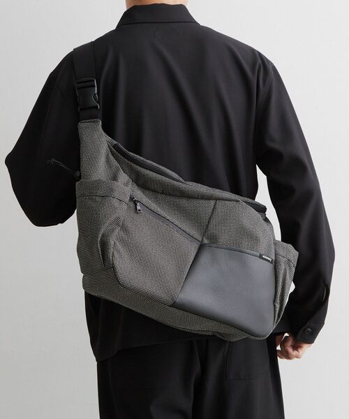 THE SHOP TK (ザ ショップ ティーケー )の「VISIONARY 異素材コンビ ビッグショルダーバッグ(ショルダーバッグ・メンズ・ブラック/ブラック系1・00)」の2枚目の写真