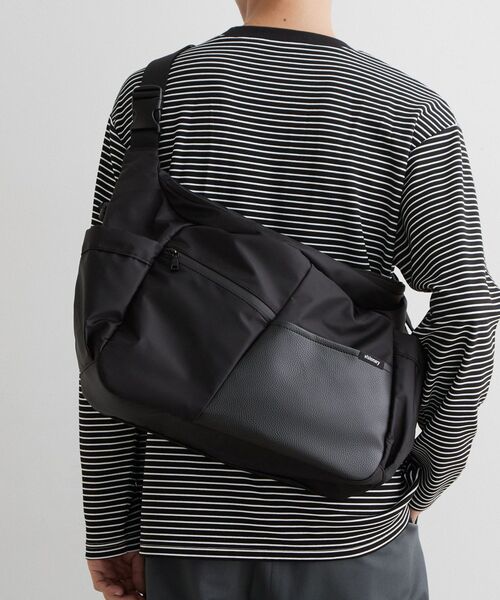 THE SHOP TK (ザ ショップ ティーケー )の「VISIONARY 異素材コンビ ビッグショルダーバッグ(ショルダーバッグ・メンズ・ブラック/ブラック系1・00)」の1枚目の写真