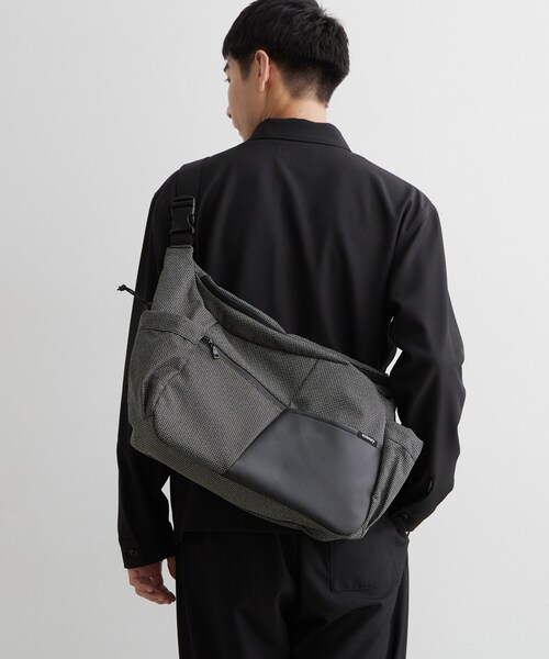 THE SHOP TK (ザ ショップ ティーケー )の「VISIONARY 異素材コンビ ビッグショルダーバッグ(ショルダーバッグ・メンズ・ブラック/ブラック系1・00)」の3枚目の写真