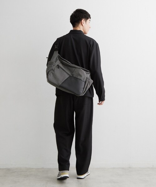 THE SHOP TK (ザ ショップ ティーケー )の「VISIONARY 異素材コンビ ビッグショルダーバッグ(ショルダーバッグ・メンズ・ブラック/ブラック系1・00)」の4枚目の写真