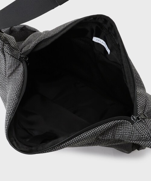 THE SHOP TK (ザ ショップ ティーケー )の「VISIONARY 異素材コンビ ビッグショルダーバッグ(ショルダーバッグ・メンズ・ブラック/ブラック系1・00)」の12枚目の写真