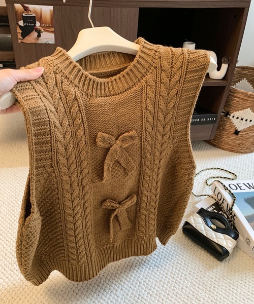 LUCPY(ラクピー)の「リボンモチーフ ケーブルニットベスト(ベスト・レディース・ホワイト/ブラウン・SMALL/LARGE/MEDIUM)」の3枚目の写真