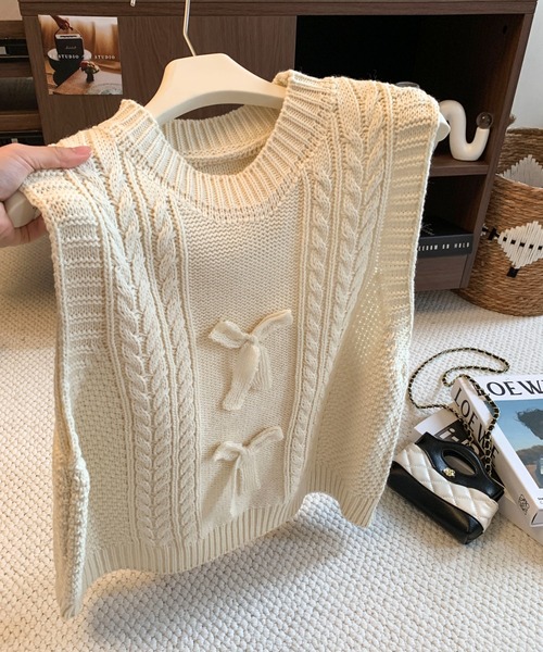 LUCPY(ラクピー)の「リボンモチーフ ケーブルニットベスト(ベスト・レディース・ホワイト/ブラウン・SMALL/LARGE/MEDIUM)」の4枚目の写真