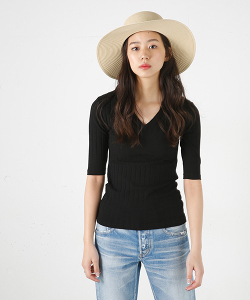 MOUSSY（マウジー）の「V/N WIDE RIB TOPS（Tシャツ/カットソー・レディース・トップグレー/ホワイト/ブラック・1/2）」の2枚目の写真