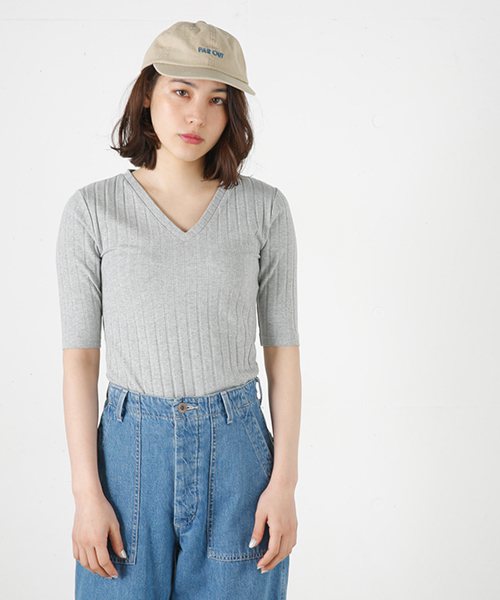 MOUSSY（マウジー）の「V/N WIDE RIB TOPS（Tシャツ/カットソー・レディース・トップグレー/ホワイト/ブラック・1/2）」の3枚目の写真