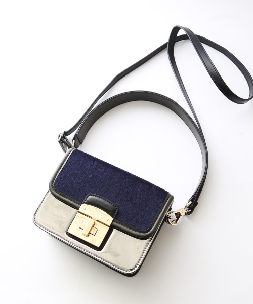 LOWELL things（ロウェル　シングス）の「メタリックスクエアミニショルダー（ショルダーバッグ・レディース・ネイビー/ベージュ・FREE）」の2枚目の写真