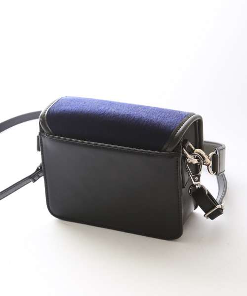 LOWELL things（ロウェル　シングス）の「メタリックスクエアミニショルダー（ショルダーバッグ・レディース・ネイビー/ベージュ・FREE）」の3枚目の写真