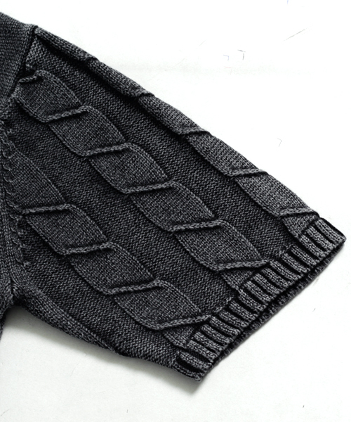 MONO-MART（モノマート）の「バイオウォッシュ加工リンクスケーブル編み/深クルーネックニット（ニット/セーター・メンズ・ベージュ/ネイビー/ライトインディゴブルー/ブラック/サックスブルー/オフホワイト・L/M）」の8枚目の写真