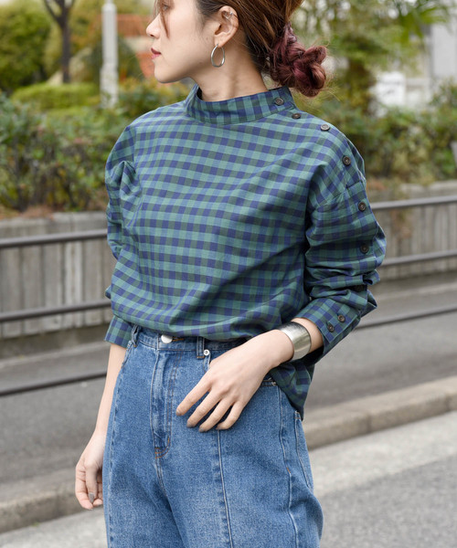 MYRDAL（ミュルダール）の「サイドボタンモックネックシャツ（シャツ/ブラウス・レディース・オフホワイト/ブラック/グリーン・M）」の16枚目の写真