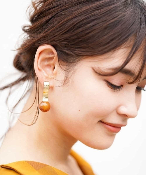 a.v.v(アーヴェヴェ)の「ウェーブボールピアス(ピアス(両耳用)・レディース・アイボリー/サンドベージュ・38)」の2枚目の写真