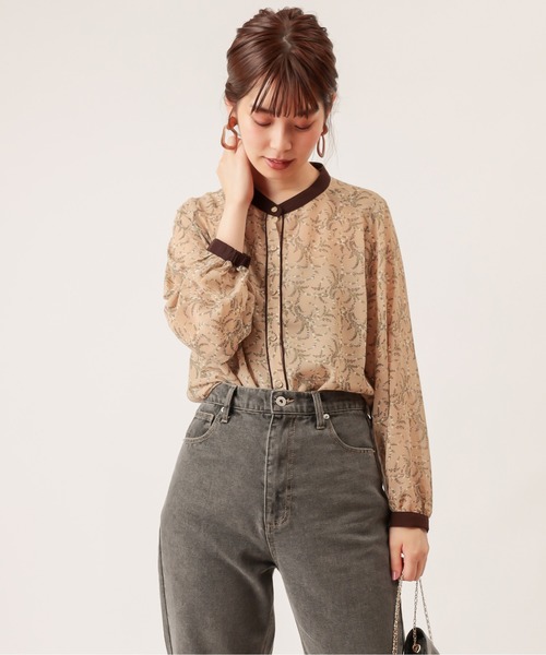 natural couture(ナチュラルクチュール)の「配色使い花柄ブラウス(シャツ/ブラウス・レディース・ベージュ/ブラウン/アイボリー/ブルー/グリーン・FREE)」の3枚目の写真