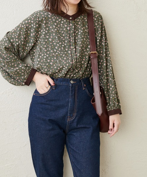 natural couture(ナチュラルクチュール)の「配色使い花柄ブラウス(シャツ/ブラウス・レディース・ベージュ/ブラウン/アイボリー/ブルー/グリーン・FREE)」の4枚目の写真