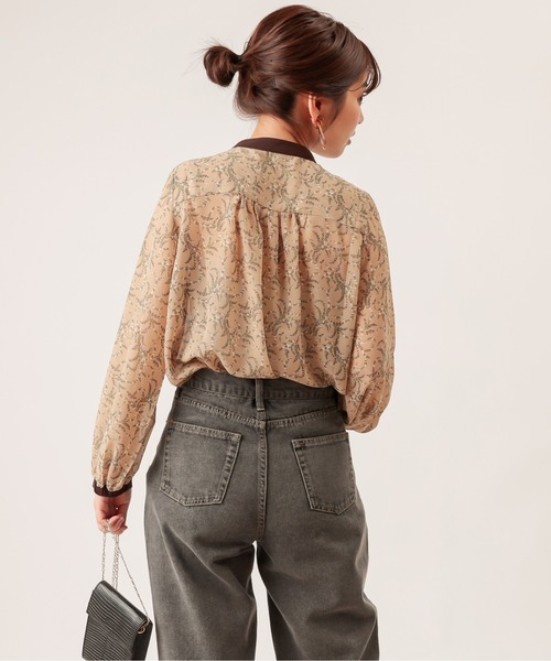 natural couture(ナチュラルクチュール)の「配色使い花柄ブラウス(シャツ/ブラウス・レディース・ベージュ/ブラウン/アイボリー/ブルー/グリーン・FREE)」の18枚目の写真