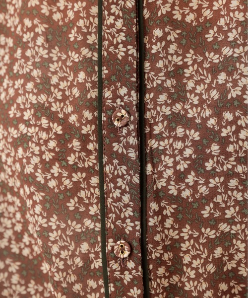 natural couture(ナチュラルクチュール)の「配色使い花柄ブラウス(シャツ/ブラウス・レディース・ベージュ/ブラウン/アイボリー/ブルー/グリーン・FREE)」の16枚目の写真