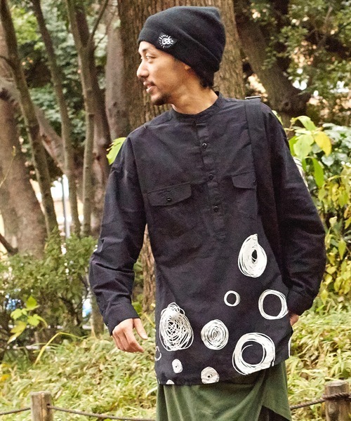 チャイハネ（チャイハネ）の「【チャイハネ】手描き風ドット柄MEN'Sバンドカラーシャツ（シャツ/ブラウス・メンズ・グレー/ブラック/ホワイト・FREE）」の2枚目の写真