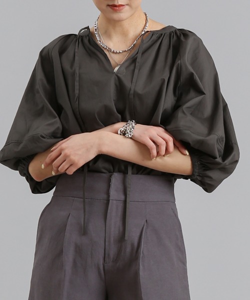 DouDou（ドゥドゥ）の「袖ボリューム切替5分袖ブラウス（シャツ/ブラウス・レディース・チャコールグレー/オフホワイト/ブルー・FREE）」の2枚目の写真