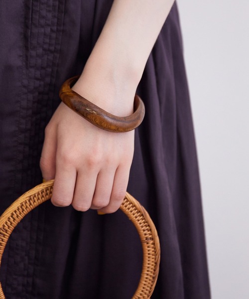 MADEMOISELLE ROPE'(マドモアゼル ロペ)の「ウッドニュアンスバングル(バングル/リストバンド・レディース・ダークブラウン・FREE)」の1枚目の写真