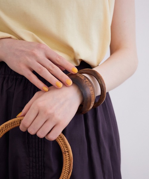 MADEMOISELLE ROPE'(マドモアゼル ロペ)の「ウッドニュアンスバングル(バングル/リストバンド・レディース・ダークブラウン・FREE)」の6枚目の写真