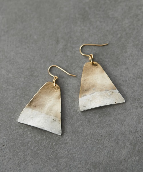 ear PAPILLONNER(イアパピヨネ)の「バイカラー三角形ピアス(ピアス(両耳用)・レディース・ゴールド・FREE)」の1枚目の写真