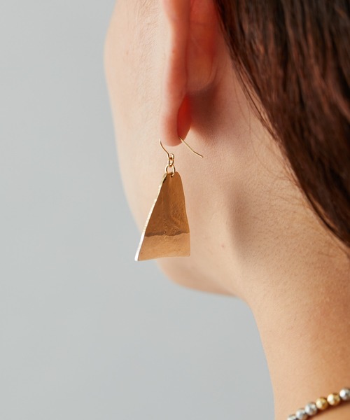 ear PAPILLONNER(イアパピヨネ)の「バイカラー三角形ピアス(ピアス(両耳用)・レディース・ゴールド・FREE)」の4枚目の写真