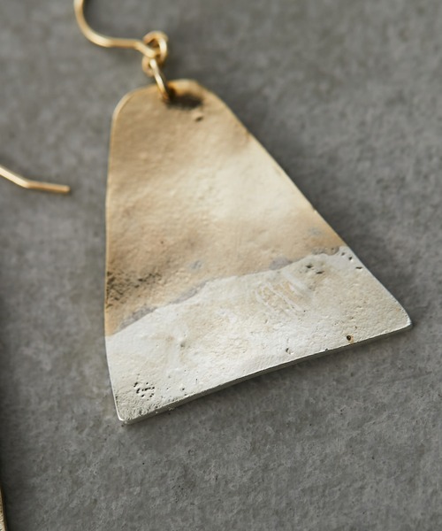 ear PAPILLONNER(イアパピヨネ)の「バイカラー三角形ピアス(ピアス(両耳用)・レディース・ゴールド・FREE)」の6枚目の写真