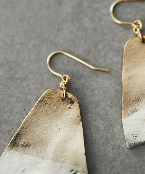 ear PAPILLONNER(イアパピヨネ)の「バイカラー三角形ピアス(ピアス(両耳用)・レディース・ゴールド・FREE)」の7枚目の写真