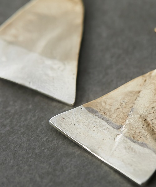 ear PAPILLONNER(イアパピヨネ)の「バイカラー三角形ピアス(ピアス(両耳用)・レディース・ゴールド・FREE)」の8枚目の写真