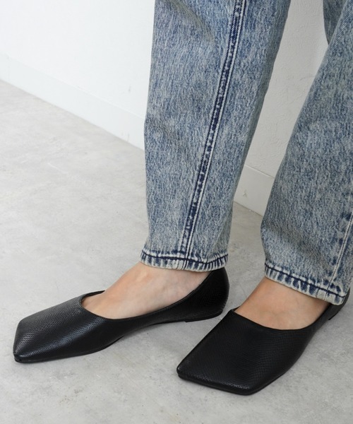 Fabby fabby（ファビィーファビィー）の「スクエアフラットパンプス（パンプス・レディース・オフホワイト/キャメル/アニマル/パイソン/ブラック/ブラック系その他/ブラウン・MEDIUM/LARGE/SMALL）」の3枚目の写真