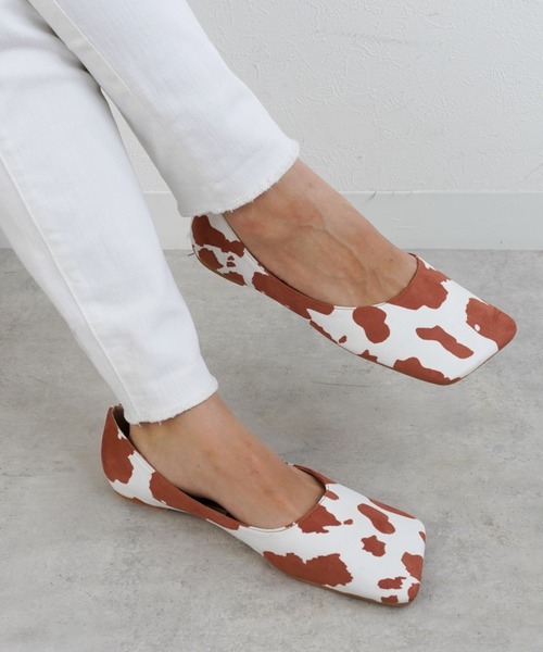 Fabby fabby（ファビィーファビィー）の「スクエアフラットパンプス（パンプス・レディース・オフホワイト/キャメル/アニマル/パイソン/ブラック/ブラック系その他/ブラウン・MEDIUM/LARGE/SMALL）」の5枚目の写真