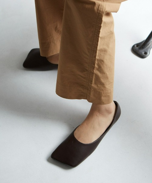 Fabby fabby（ファビィーファビィー）の「スクエアフラットパンプス（パンプス・レディース・オフホワイト/キャメル/アニマル/パイソン/ブラック/ブラック系その他/ブラウン・MEDIUM/LARGE/SMALL）」の4枚目の写真