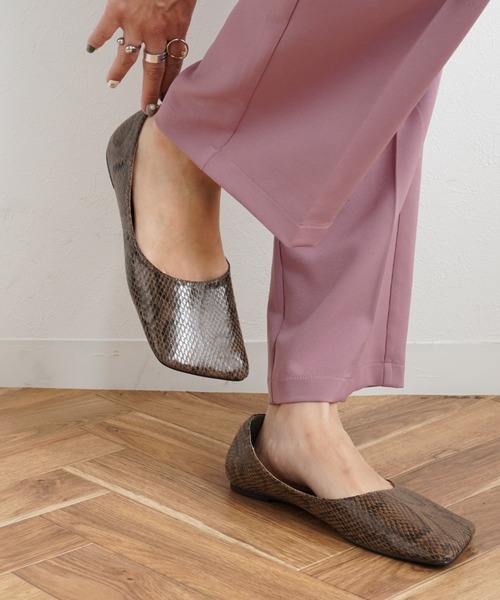 Fabby fabby（ファビィーファビィー）の「スクエアフラットパンプス（パンプス・レディース・オフホワイト/キャメル/アニマル/パイソン/ブラック/ブラック系その他/ブラウン・MEDIUM/LARGE/SMALL）」の7枚目の写真