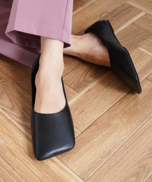 Fabby fabby（ファビィーファビィー）の「スクエアフラットパンプス（パンプス・レディース・オフホワイト/キャメル/アニマル/パイソン/ブラック/ブラック系その他/ブラウン・MEDIUM/LARGE/SMALL）」の2枚目の写真