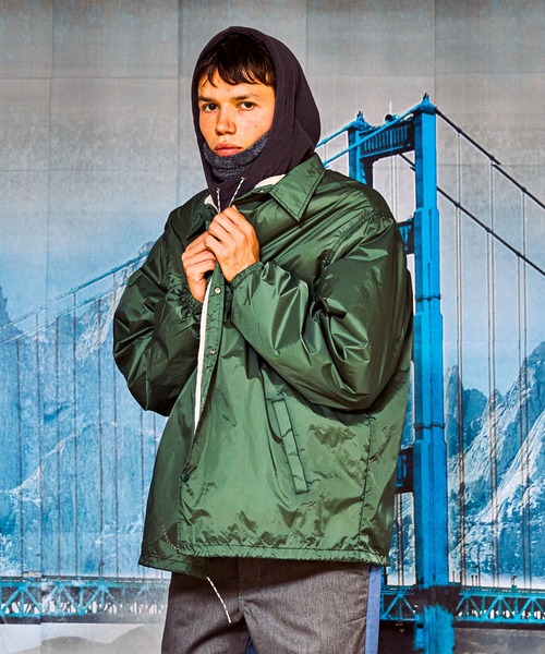 AlexanderLeeChang（アレキサンダーリーチャン）の「AlexanderLeeChang アレキサンダーリーチャン / YOSHI47 COACH JKT ビッグシルエットボアコーチジャケット / AC032108（ブルゾン・メンズ・ブラック/グリーン/ベージュ・1/3/2）」の3枚目の写真