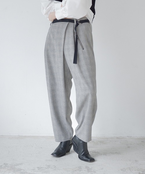 La SRIC（ラスリック）の「La SRIC / アシメタックテーパードPT（その他パンツ・レディース・ベージュ/グレー/ブルー・38）」の2枚目の写真