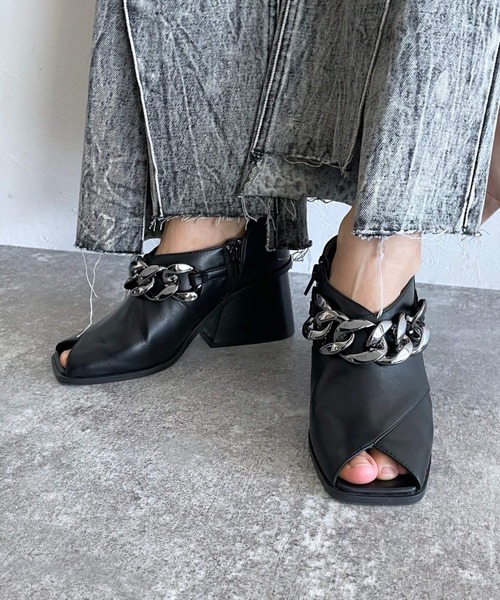 PAGEBOY（ページボーイ）の「チェーンオープントゥシューズ（パンプス・レディース・ブラック/オフホワイト・L/M）」の5枚目の写真