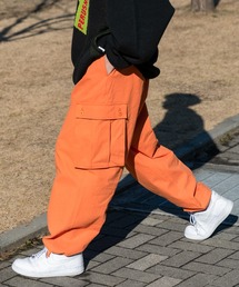 裾絞りカーゴパンツ