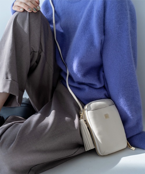 MURUA（ムルーア）の「MURUA(ムルーア) スリムポシェット タッセル MR-B1064 レディース バッグ　かばん ブランド（ショルダーバッグ・レディース・ブラック/アイボリー/キャメル・FREE）」の4枚目の写真