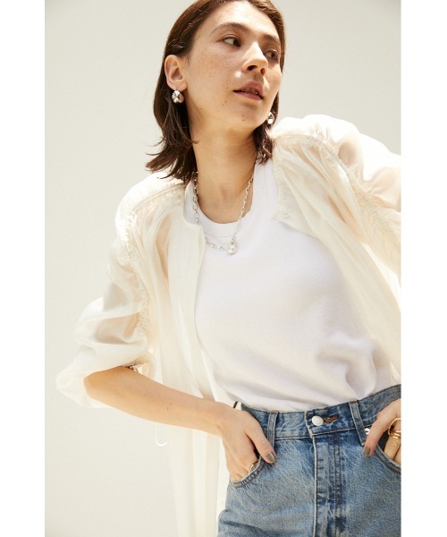 crie conforto（クリーコンフォルト）の「シャーリングスリーブブラウス（シャツ/ブラウス・レディース・オフホワイト/ブラック/オレンジ・SMALL/MEDIUM）」の2枚目の写真