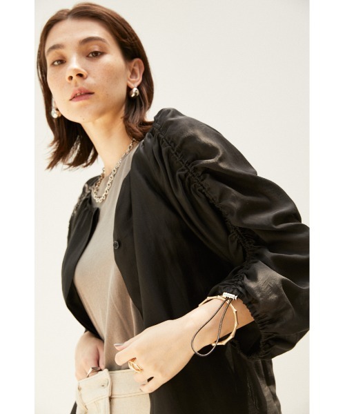 crie conforto（クリーコンフォルト）の「シャーリングスリーブブラウス（シャツ/ブラウス・レディース・オフホワイト/ブラック/オレンジ・SMALL/MEDIUM）」の3枚目の写真