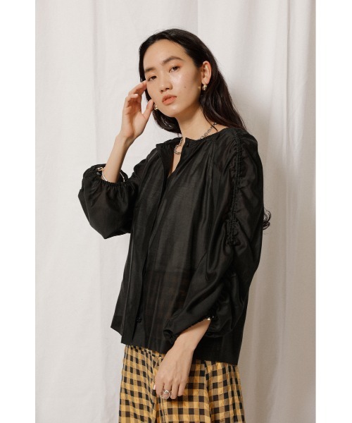 crie conforto（クリーコンフォルト）の「シャーリングスリーブブラウス（シャツ/ブラウス・レディース・オフホワイト/ブラック/オレンジ・SMALL/MEDIUM）」の4枚目の写真