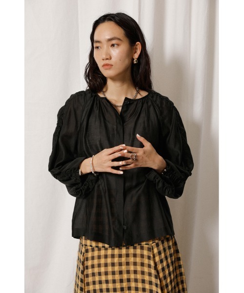 crie conforto（クリーコンフォルト）の「シャーリングスリーブブラウス（シャツ/ブラウス・レディース・オフホワイト/ブラック/オレンジ・SMALL/MEDIUM）」の6枚目の写真