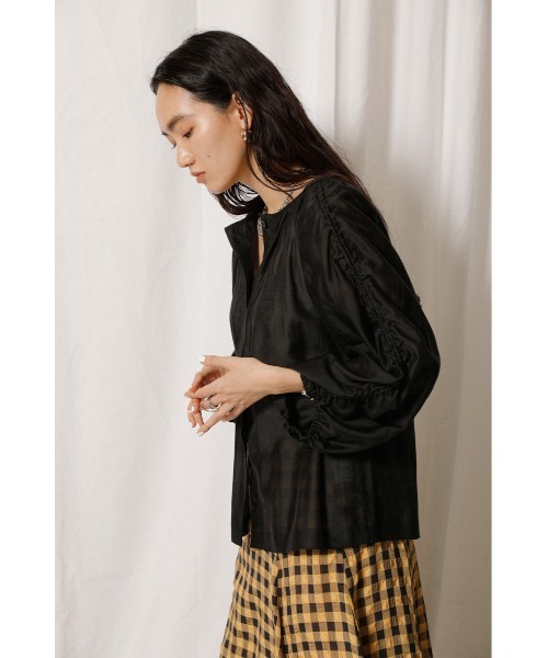 crie conforto（クリーコンフォルト）の「シャーリングスリーブブラウス（シャツ/ブラウス・レディース・オフホワイト/ブラック/オレンジ・SMALL/MEDIUM）」の7枚目の写真