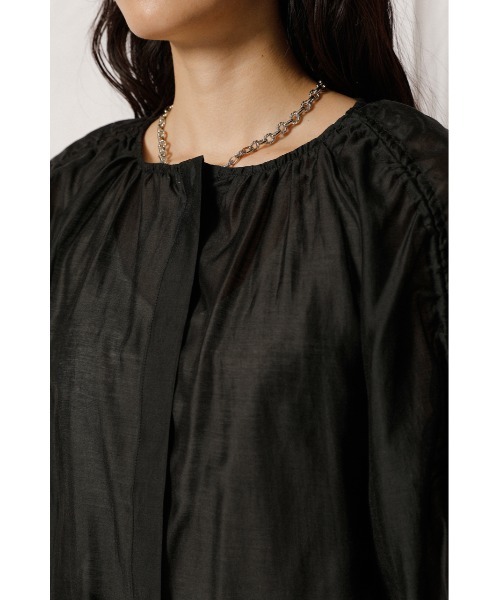 crie conforto（クリーコンフォルト）の「シャーリングスリーブブラウス（シャツ/ブラウス・レディース・オフホワイト/ブラック/オレンジ・SMALL/MEDIUM）」の9枚目の写真