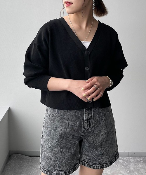 PAGEBOY(ページボーイ)の「アゼスポンジショートVカーディガン(カーディガン/ボレロ・レディース・ブラック/オフホワイト/グレー/ターコイズブルー・FREE)」の9枚目の写真