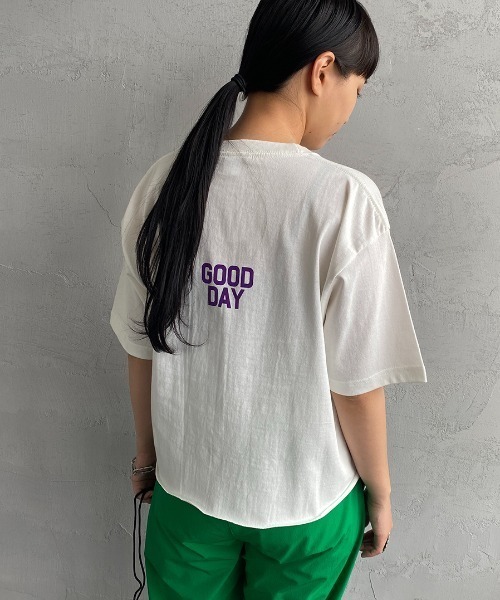 SCREEN STARS（スクリーンスターズ）の「[SCREEN STARS/スクリーンスターズ] 別注 カットオフ ロゴプリントTシャツ（Tシャツ/カットソー・レディース・ホワイト/ベージュ/ホワイト系1/ピンク/イエロー/ホワイト系/ダークグリーン/ダークグレー・F）」の3枚目の写真